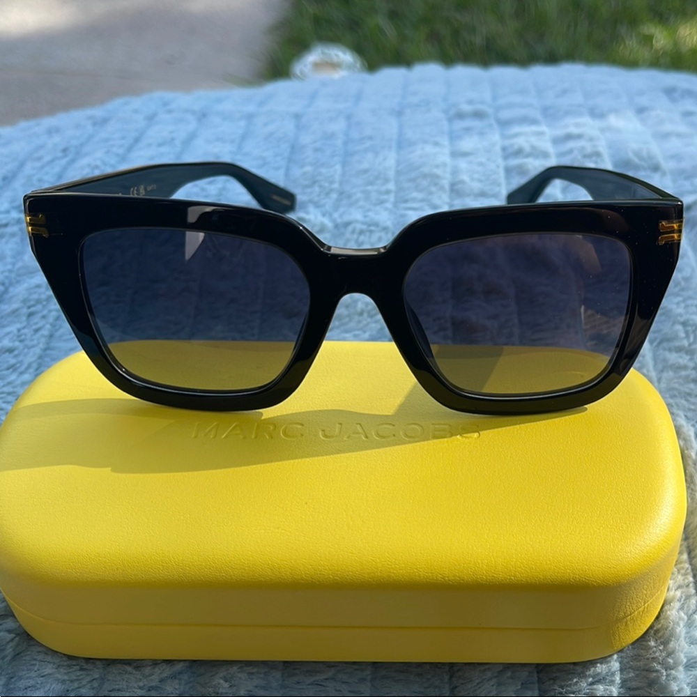 Marc Jacobs Black Sunglasses with Bright Yellow Case w/dust cloth